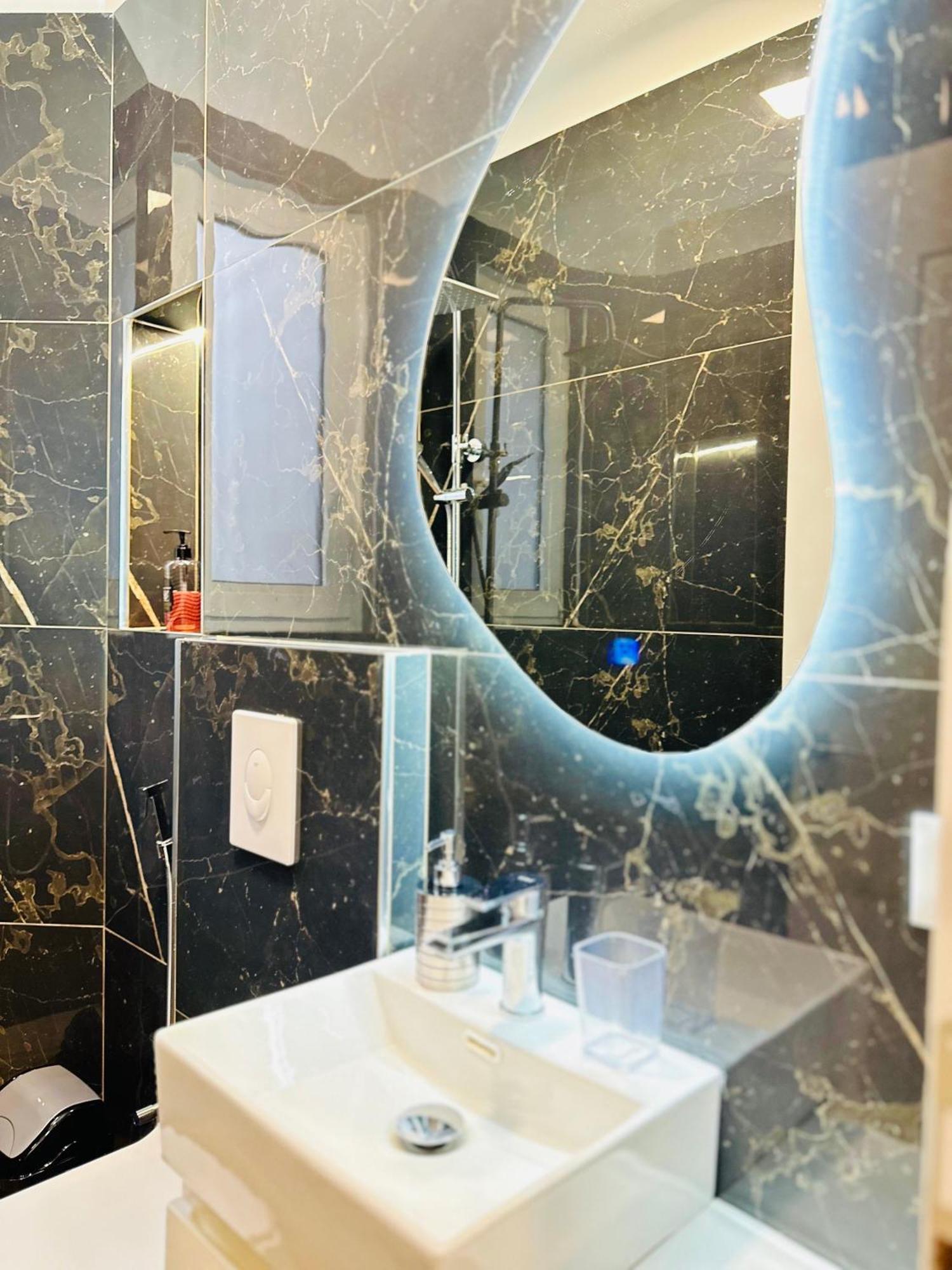 Luxurious Central Stay - Self Check-In Tirana Exterior photo
